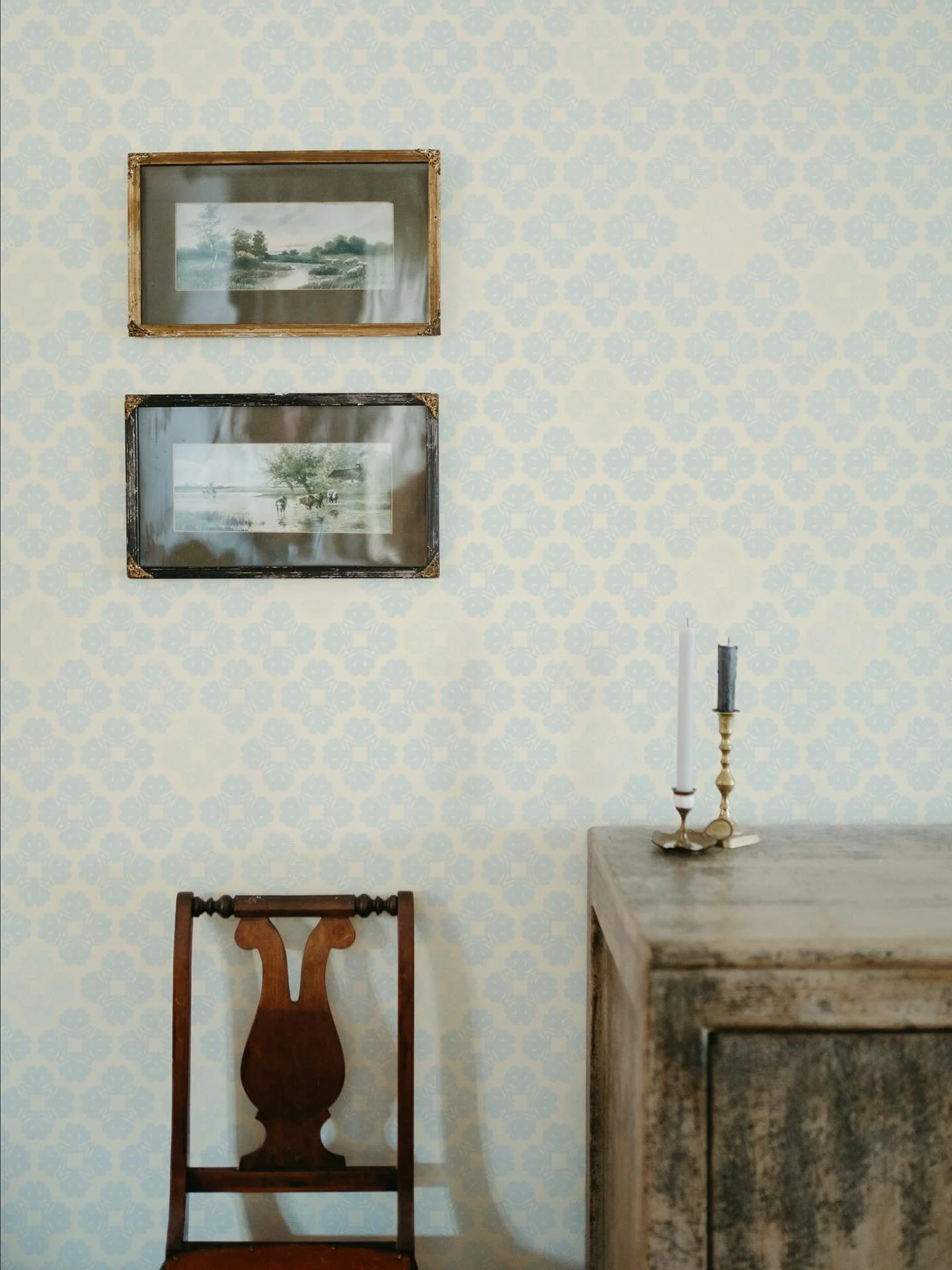 Wallpaper can instantly make a room feel cozy and inviting, adding layers of personality that plain paint can&rsquo;t always achieve. #wallpaper #patterndesign #surfacepatterndesign #vintagecharm