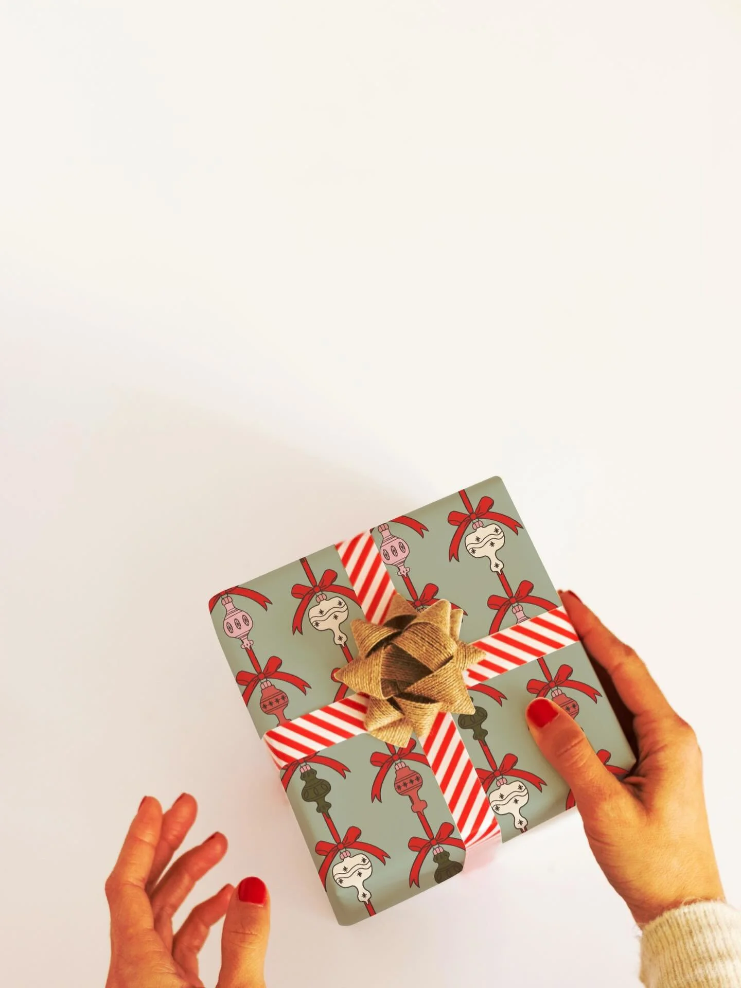 Exchanging gifts at Christmas doesn&rsquo;t have to be about consumerism or the biggest box under the tree. 🎁✨
Some of the most meaningful gifts are the ones made with our hands, shared from our hearts, or chosen with simple intention. A thoughtful 
