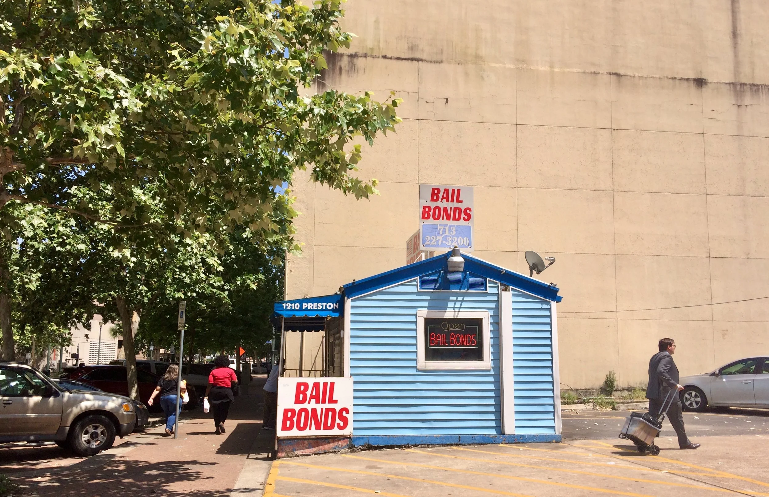A Bail Bonds Agency close to Harris County DA’s Office in Houston Photo: Ruxandra Guidi. 
