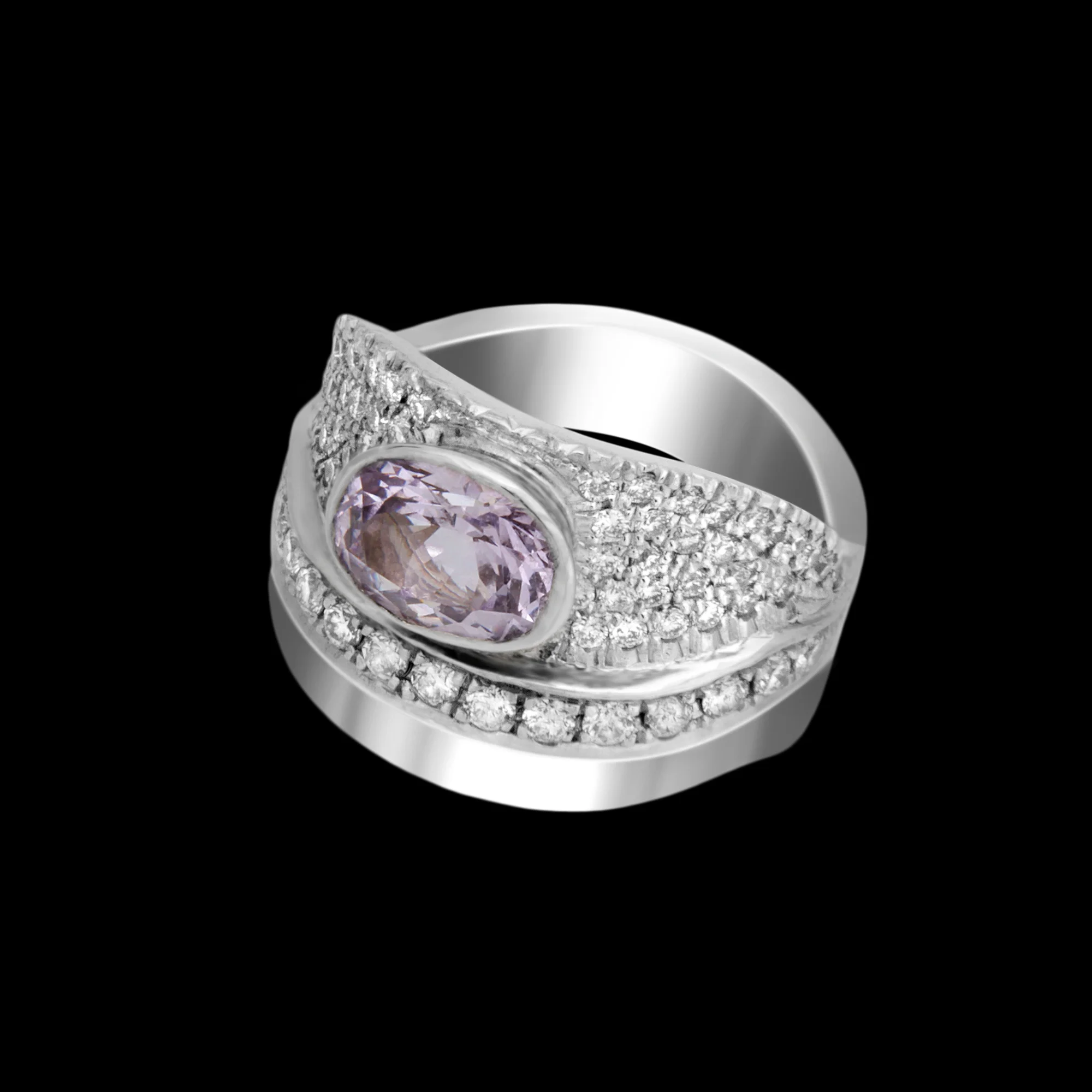 FRIDA | Fine Jewellery. Ocean Collection, Wave ring. One-of-a-kind ring in 18kt white gold set with an oval-faceted lavender spinel and brilliant-cut diamonds.