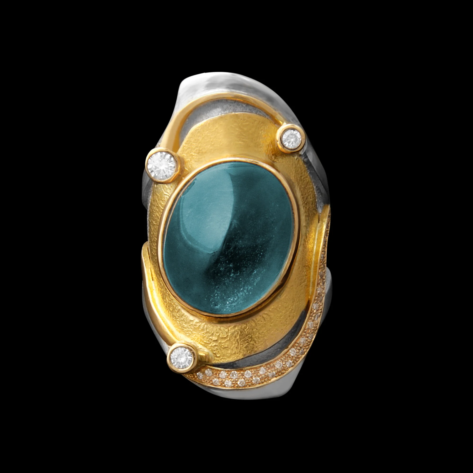 FRIDA | Fine Jewellery. Shield™ Collection, Nimue ring. One-of-a-kind ring in sterling silver and 18kt yellow gold set with a cabochon-cut aquamarine and brilliant-cut diamonds. View 2.