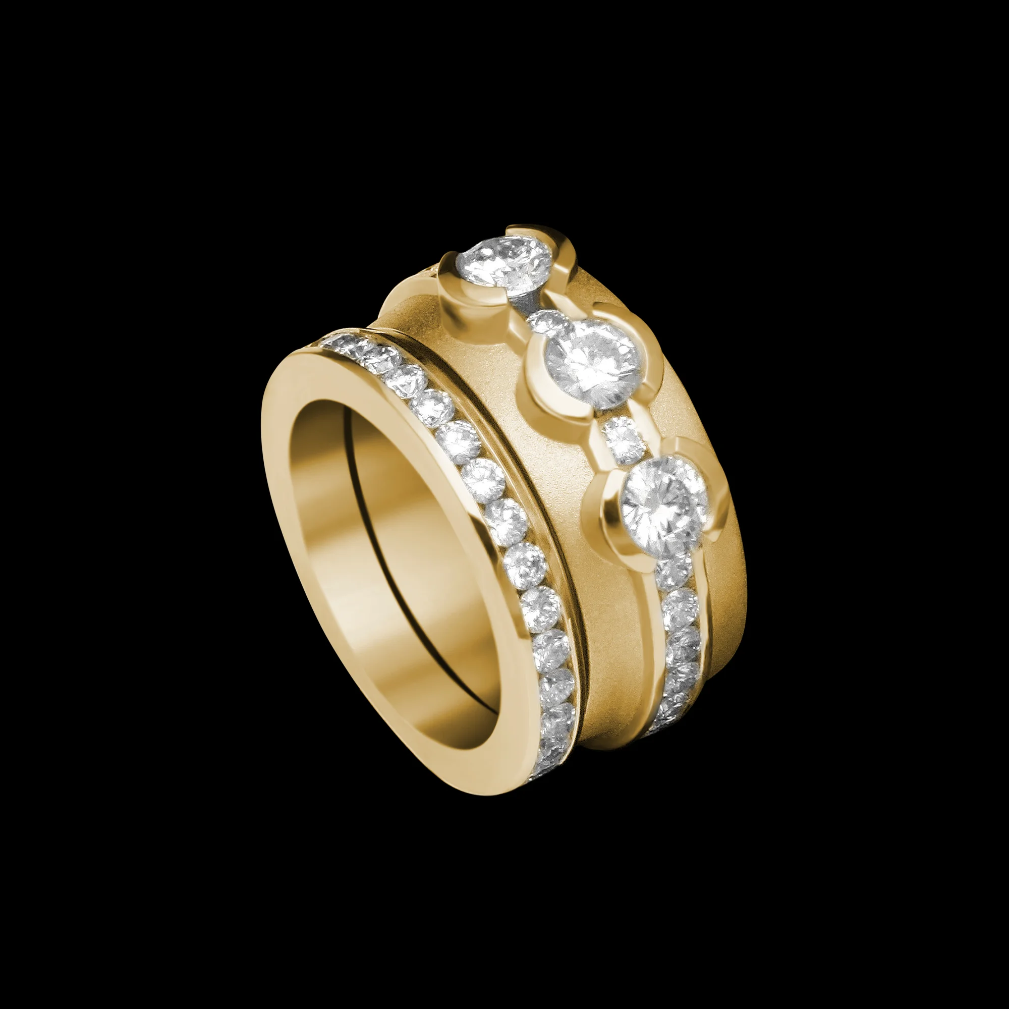 FRIDA | Fine Jewellery. Elska Collection. Round ring and matching band in 18kt yellow gold set with brilliant-cut diamonds Tri-stone.jpg