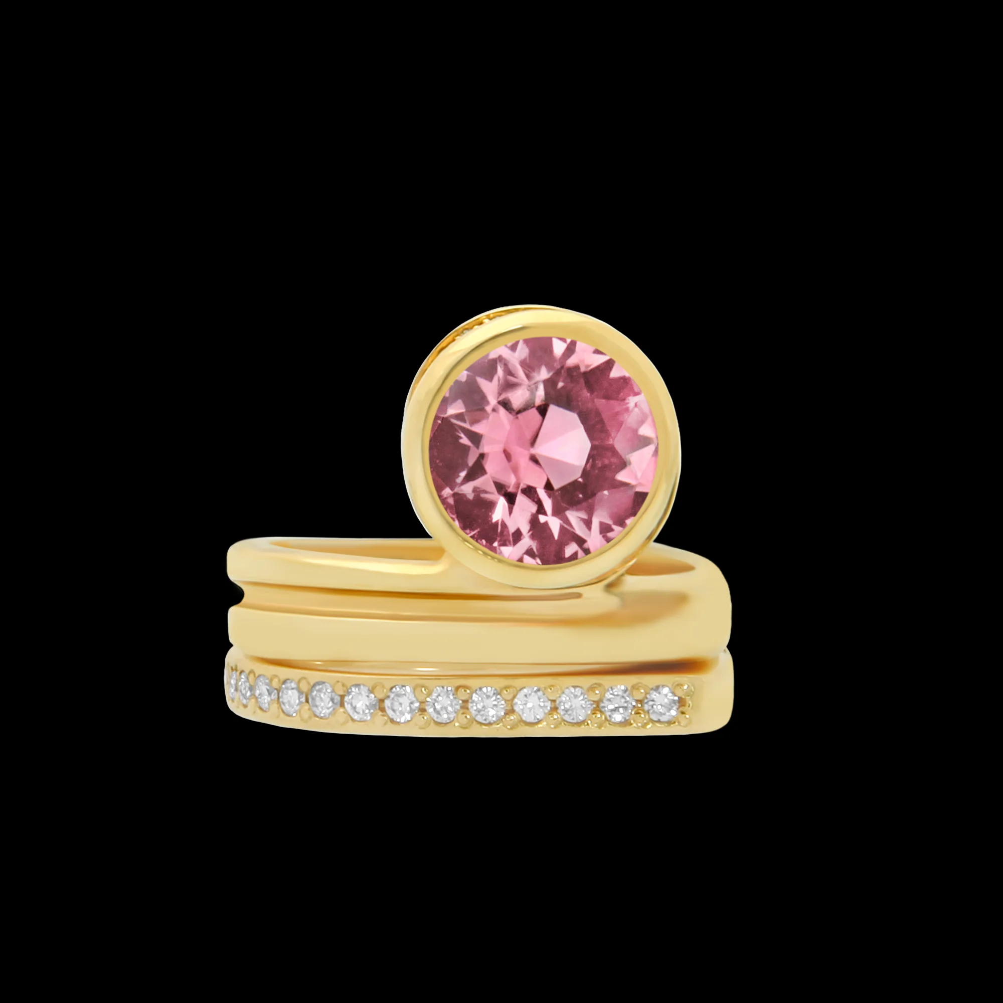 FRIDA | Fine Jewellery. Celestial Collection. Sól ring and matching band in 18kt yellow gold set with a faceted pink sapphire and diamonds. View1.