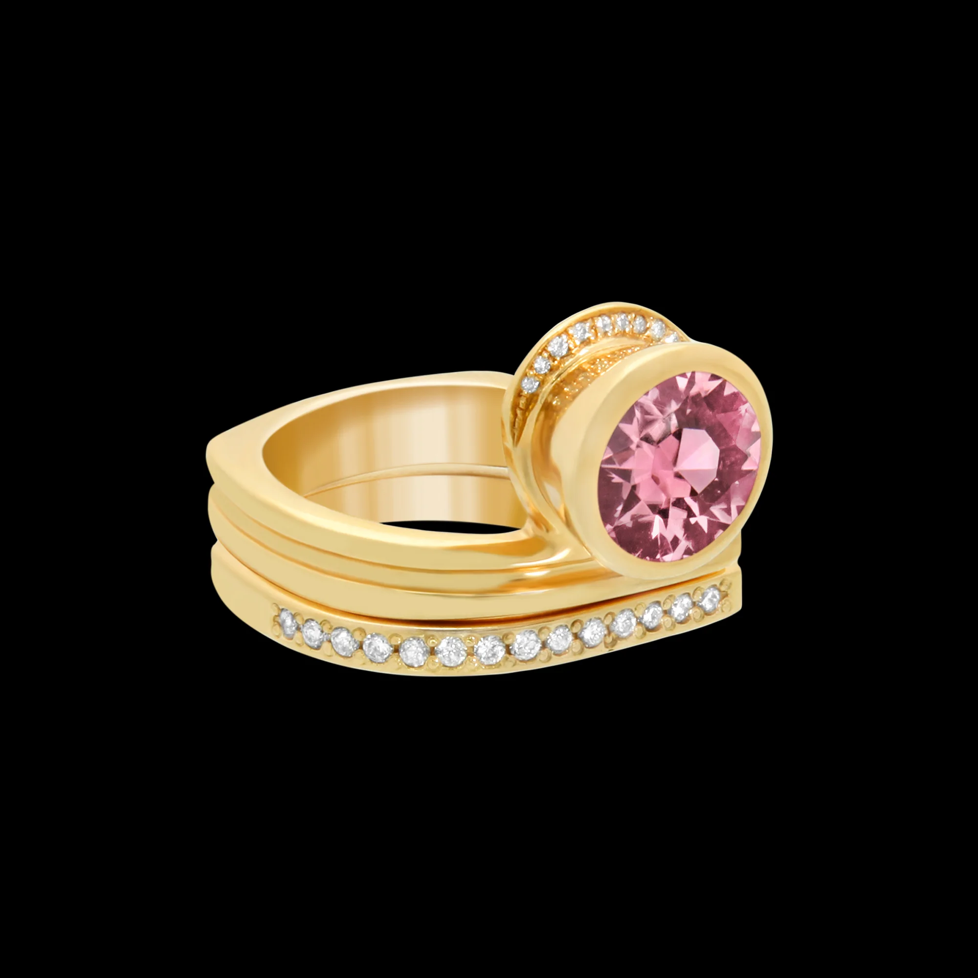 FRIDA | Fine Jewellery. Celestial Collection. Sól ring and matching band in 18kt yellow gold set with a faceted pink sapphire and diamonds. View2.