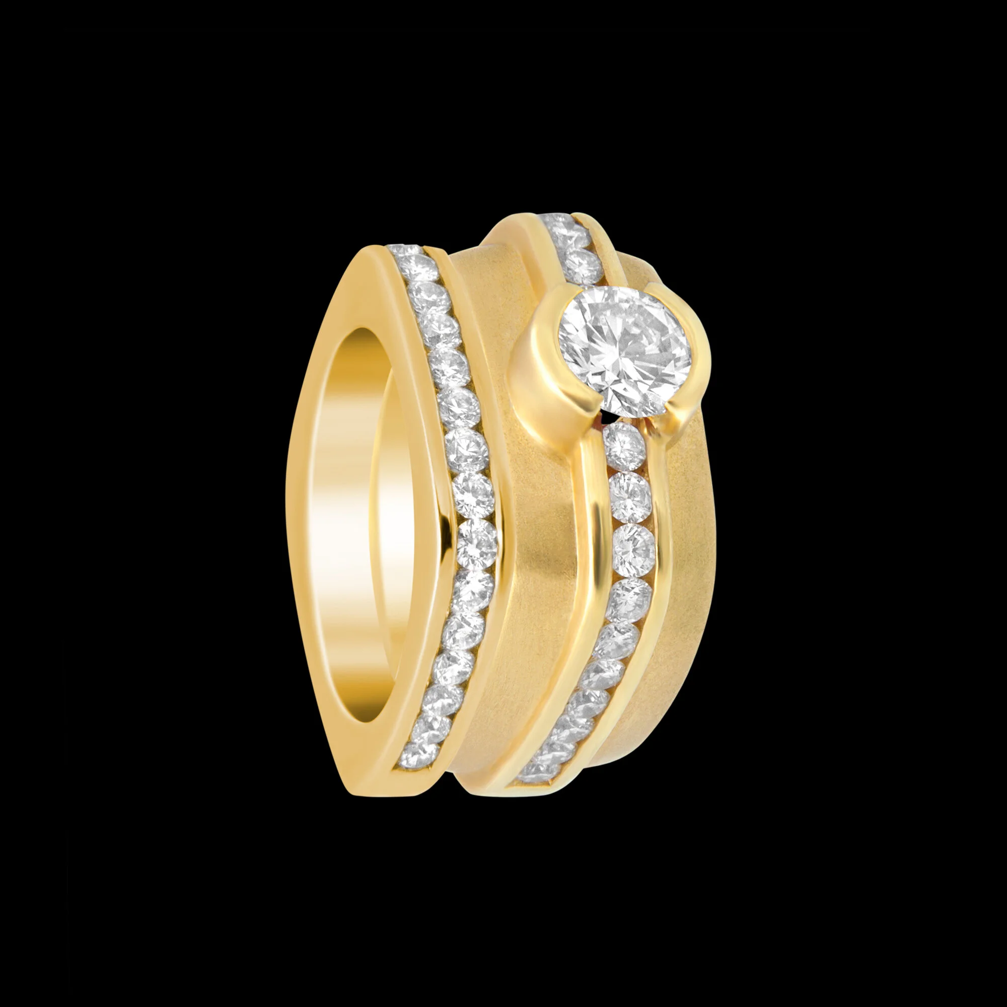 FRIDA | Fine Jewellery. Elska Collection. Rounded-square ring and matching band in 18kt gold gold set with brilliant-cut diamonds. View3.