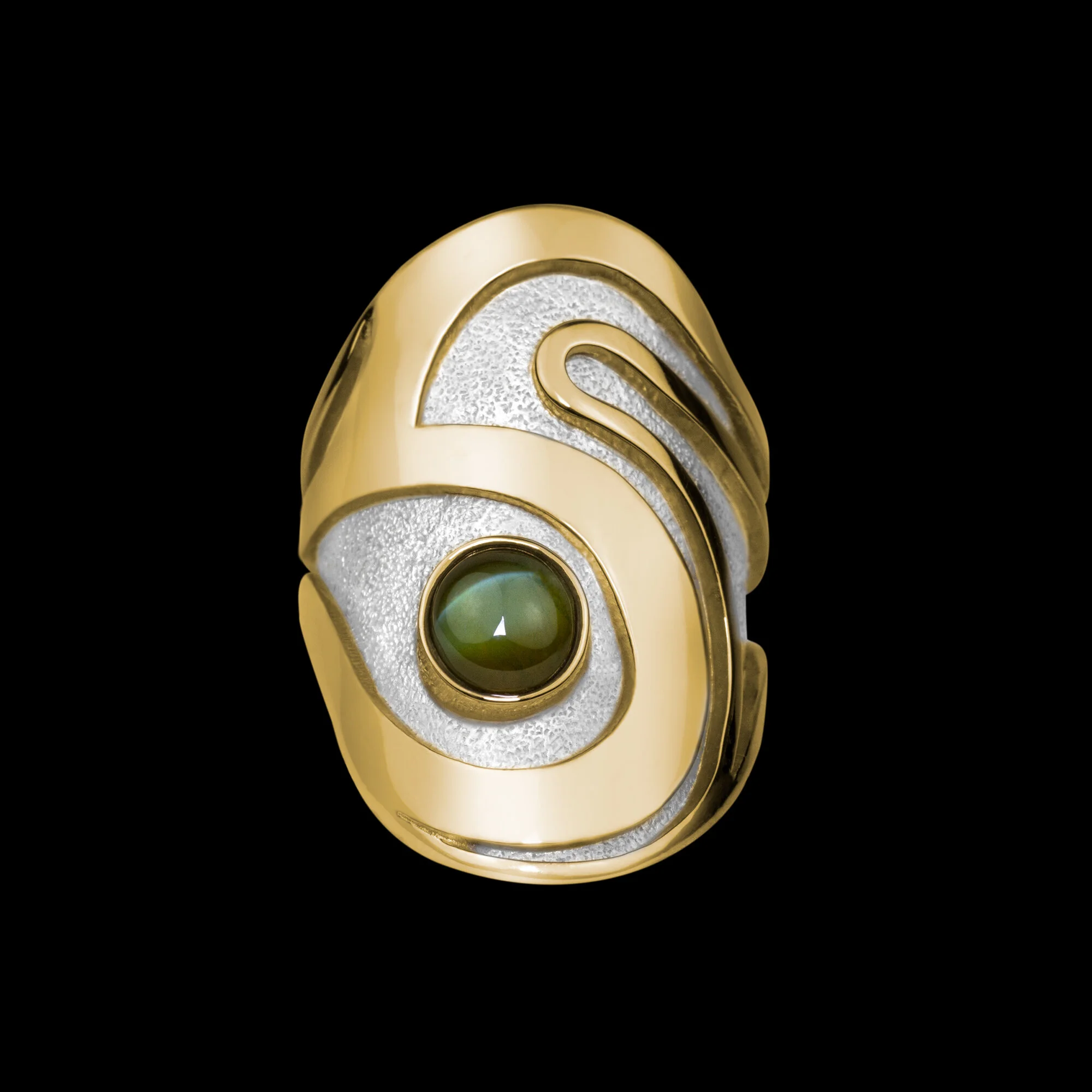 FRIDA | Fine Jewellery. Ocean Collection, Fjord ring. One-of-a-kind ring in sand-textured sterling silver and polished 18kt yellow gold set with a chrysoberyl cat's eye. View2.