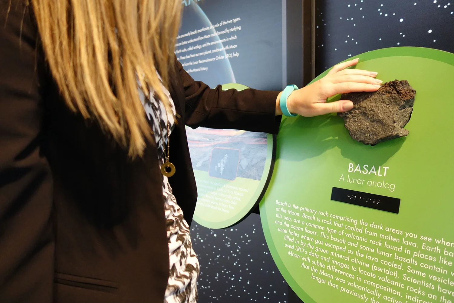 Moon-like Earth Tactile Reader Rail