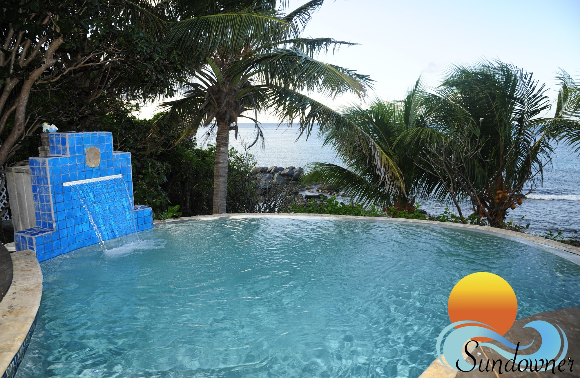 The infinity edge pool of Sundowner beachfront villa.