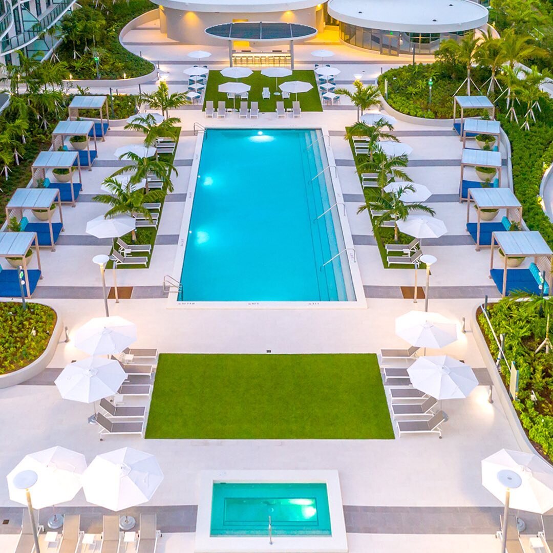 $4 billion development in North Miami features an elevated pool deck and spa, an outdoor dining and grilling lounge, resort-style private cabanas overlooking a 7-acre crystal lagoon
Interiors by #MichaelWolkDesign
Architecture by @Arquitectonicaintl 
