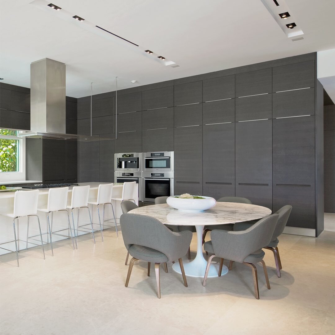 A clean-lined Poliform Kitchen contrasted by Saarinen&rsquo;s curves.
 
@poliform_official Kitchen
#Saarinen Table and Chairs
 
#MichaelWolkInteriors #MichaelWolkDesign #bocaratondesign #kitchenmakeover #poliformkitchen #tuliptable #customcabinetry #