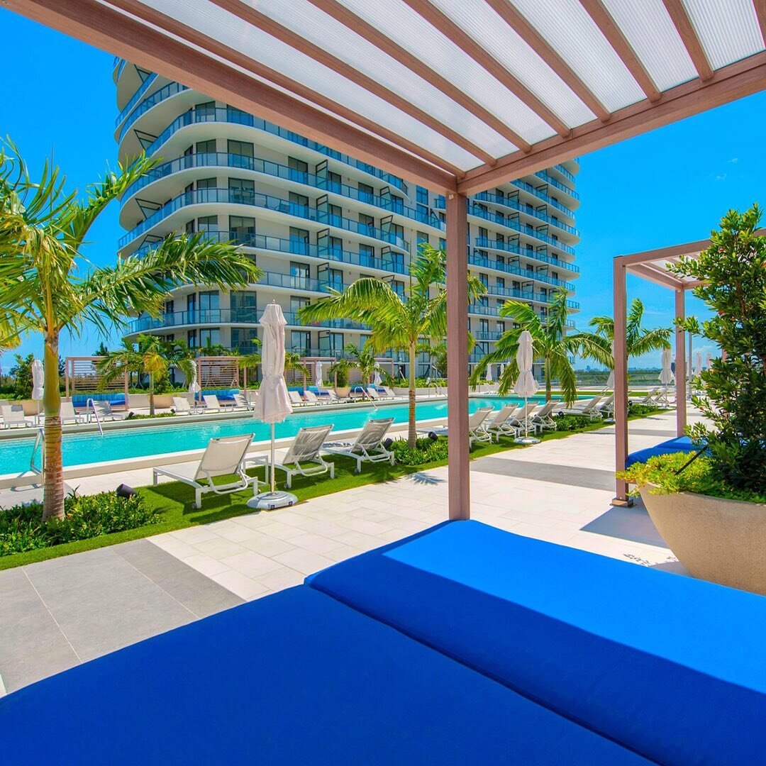 Summer days at the Sole Mia pool deck ☀️
Designed by MW
 
#MichaelWolkDesign #MichaelWolkInteriors #southfloridaliving #southfloridainteriordesign #miamiluxurycondo #exteriordecor #tropicaldesign #miamidesigner #furnituredesign #custominteriors #cust