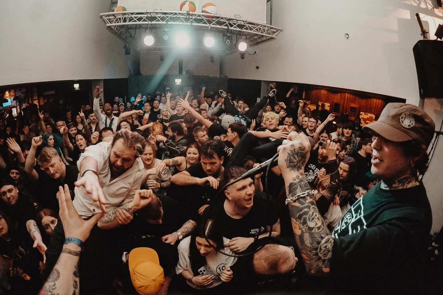 Sheffield! Was cool to play the @corpsheffield 25th anniversary last night. Thanks for having us. 

📸: @photodannyb