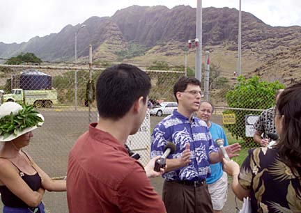 Mālama Mākua attorney David Henkin of Earthjustice speaks to the media outside Mākua after Mālama Mākua and the U.S. army reached a settlement in 2001. Photo by Craig T. Kojima, Honolulu Star-Bulletin