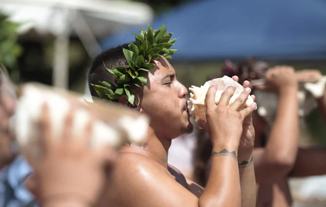 KRYSTLE MARCELLUS : KMARCELLUS@STARADVERTISER.COM Kilinahe Keliinoi, 16, blew a pu, or conch shell, Saturday to begin Malama Makua’s march celebrating 10 years without military live-fire training in Makua Valley..jpg