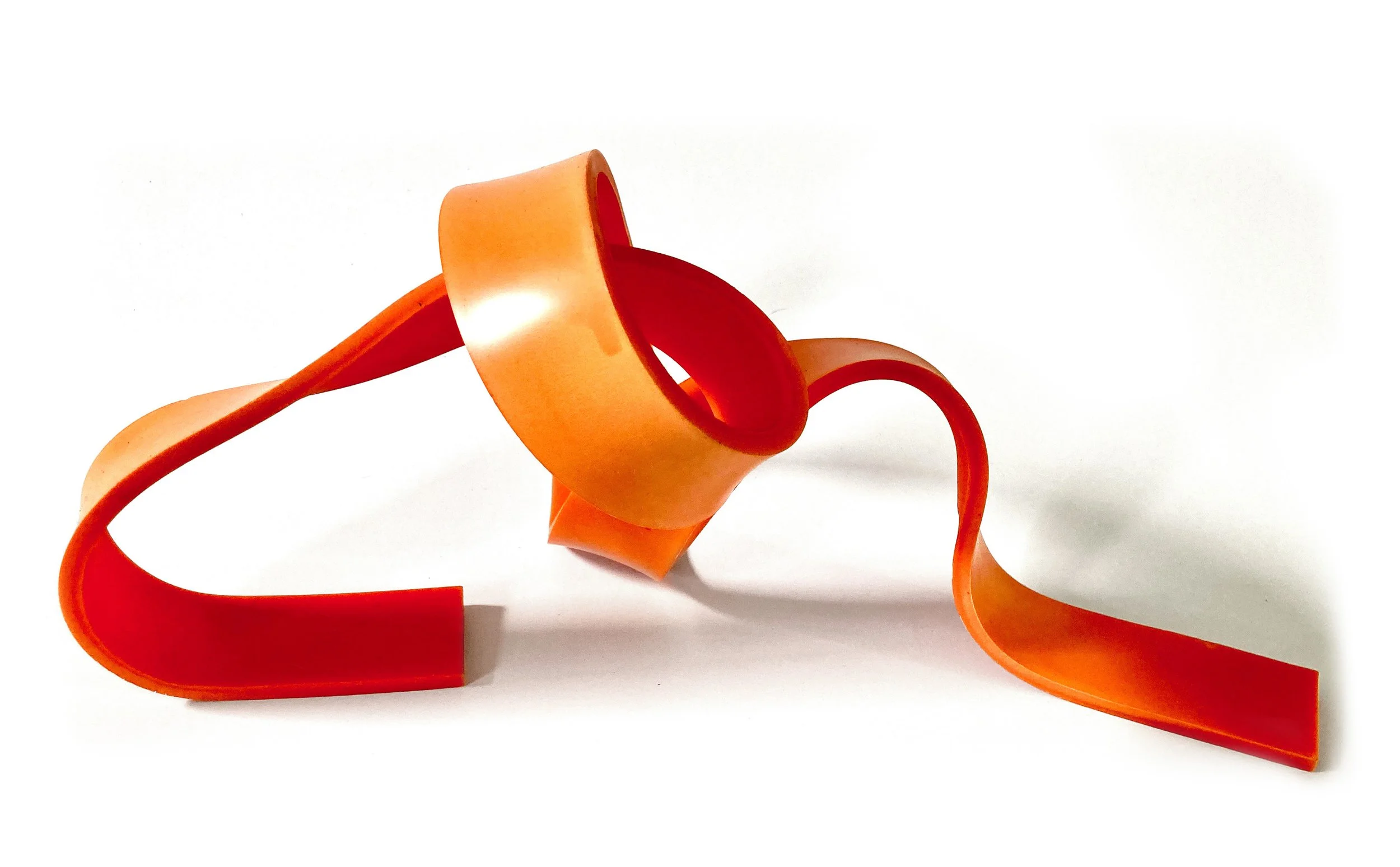 Naranja6_2021_resina metilmetacrilato_20 x 43 x 19 cm.jpeg