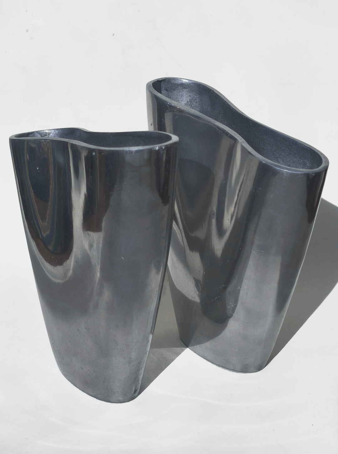 les-objoies-pair-modern-small-vases-5.png