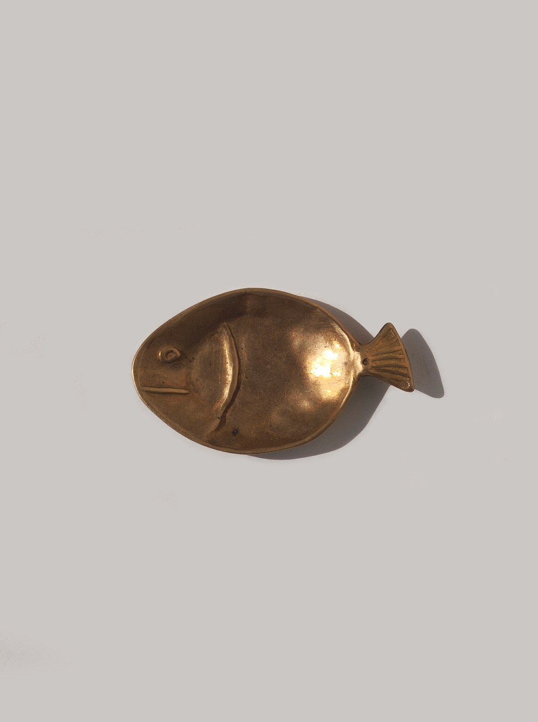 les-objoies-fish-brass-ashtray-2.png