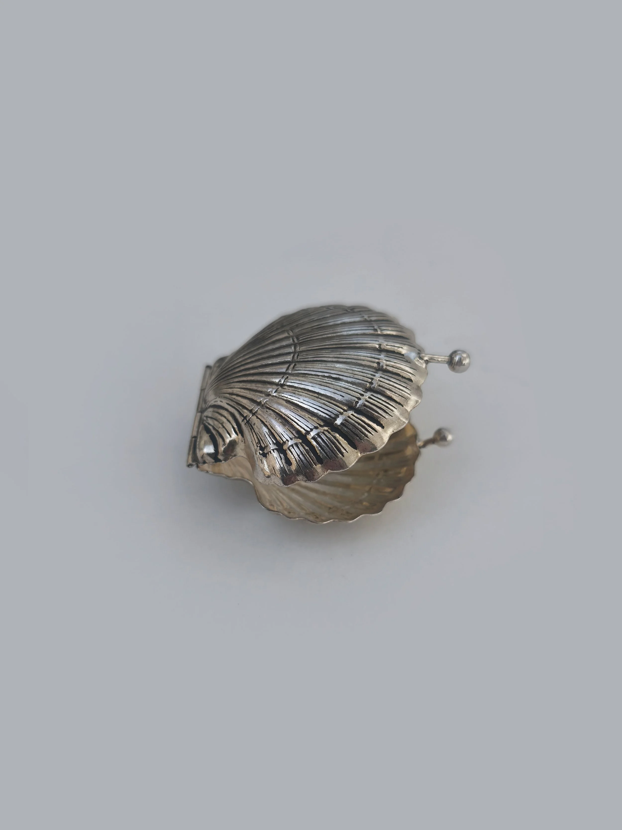les-objoies-small-shell-wallet-2.jpg