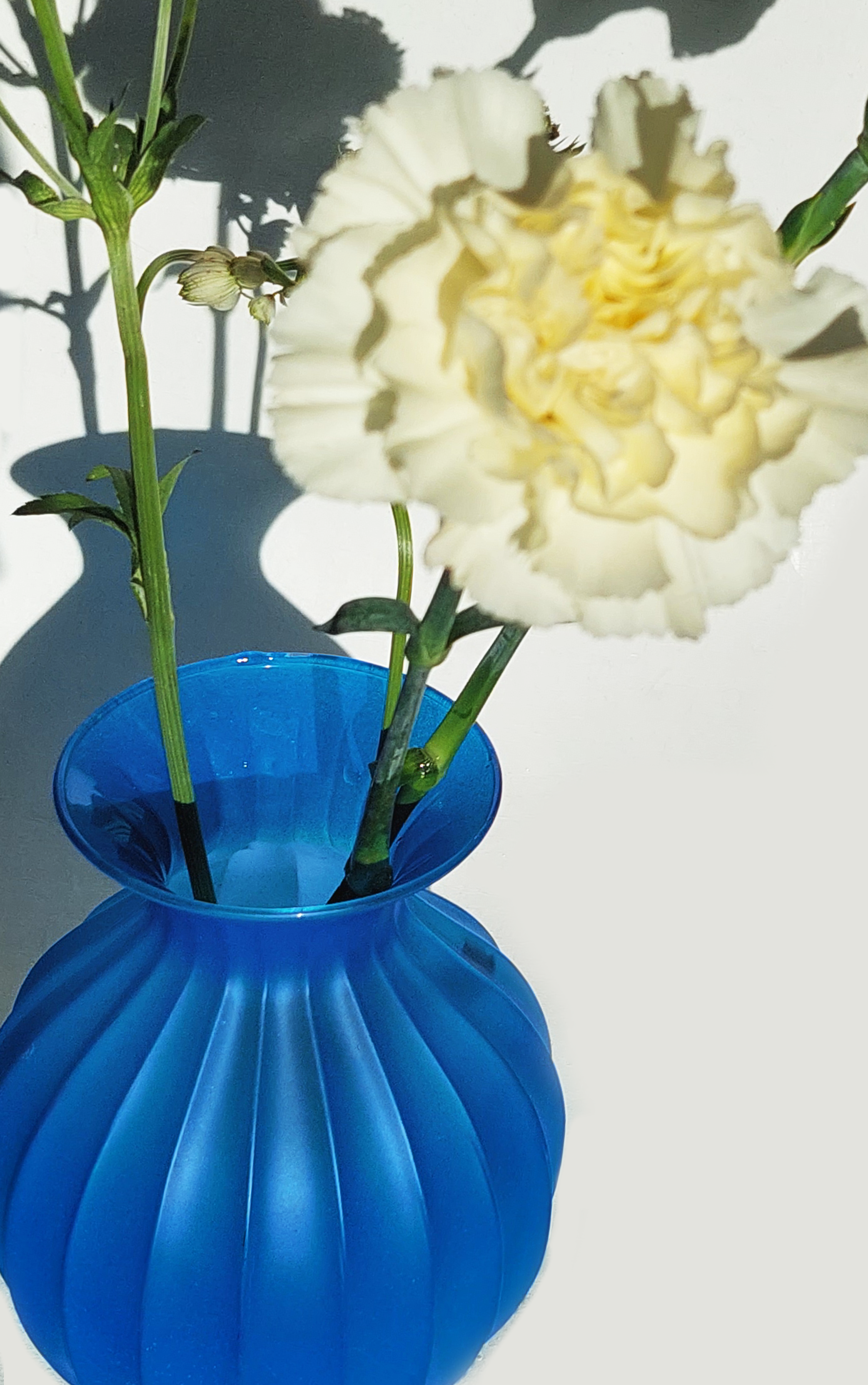 vase-bleu-facettes-verre-objoie-studioce-oceane-buret-7.png