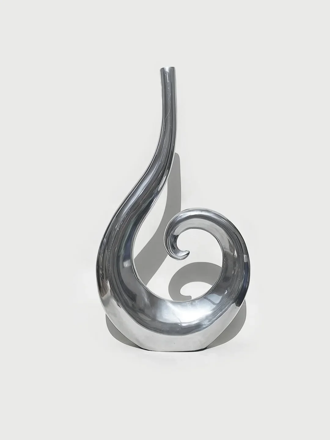 The Spirale Festive Brass Base is waiting for you at our Recess Pop-Up ✨ 🌀

#spiraldesign #spiralvase #holidaypopup #vintage #vintagepopup #losangelespopup