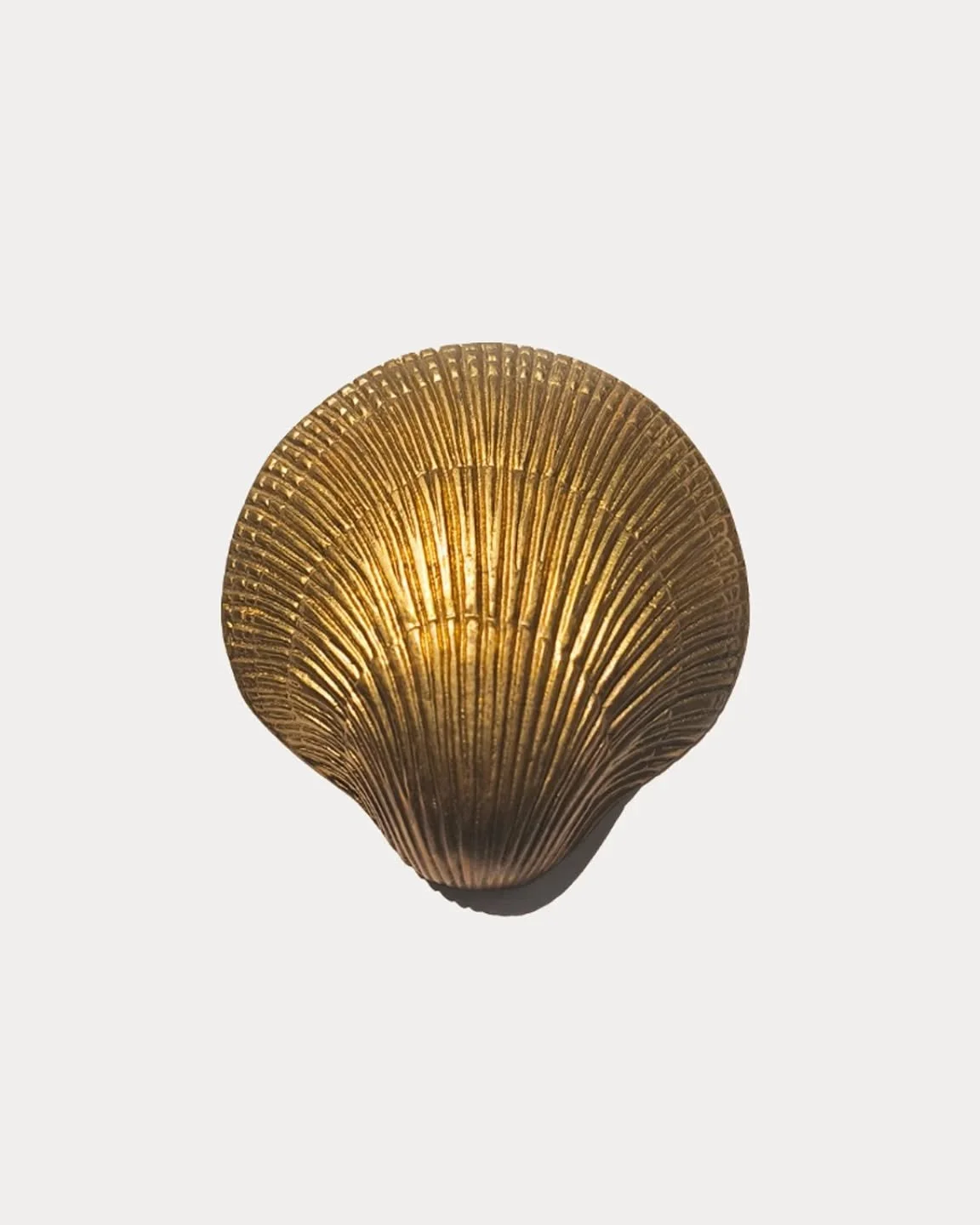 Brass wall shell decor available at our L.A pop up @recessla ✨ 

#vintagepopup #gift #goldgift