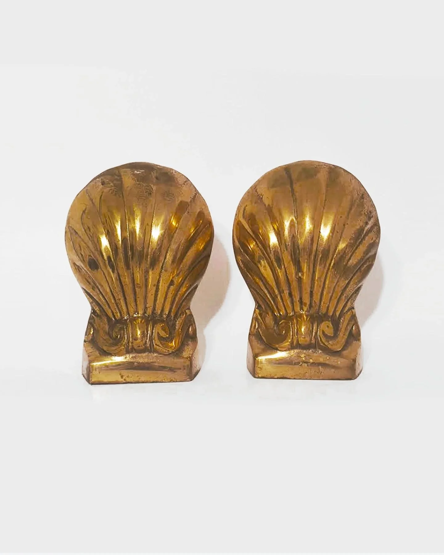 For the ones who love books and beautiful objects, our vintage brass shell bookends make the perfect gift ✨📚 Exclusively available at our @recessla pop-up in Los Angeles