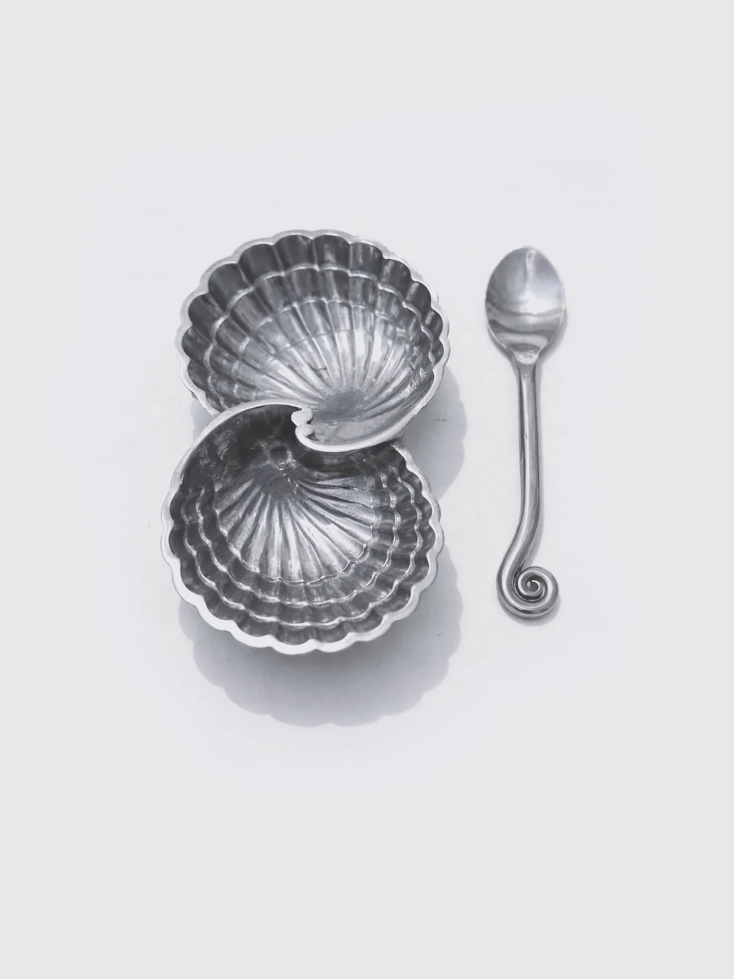 New shells gems to discover online 🐚
Available on our Shell Edit 📂✨

#vintageshell #silvervintage