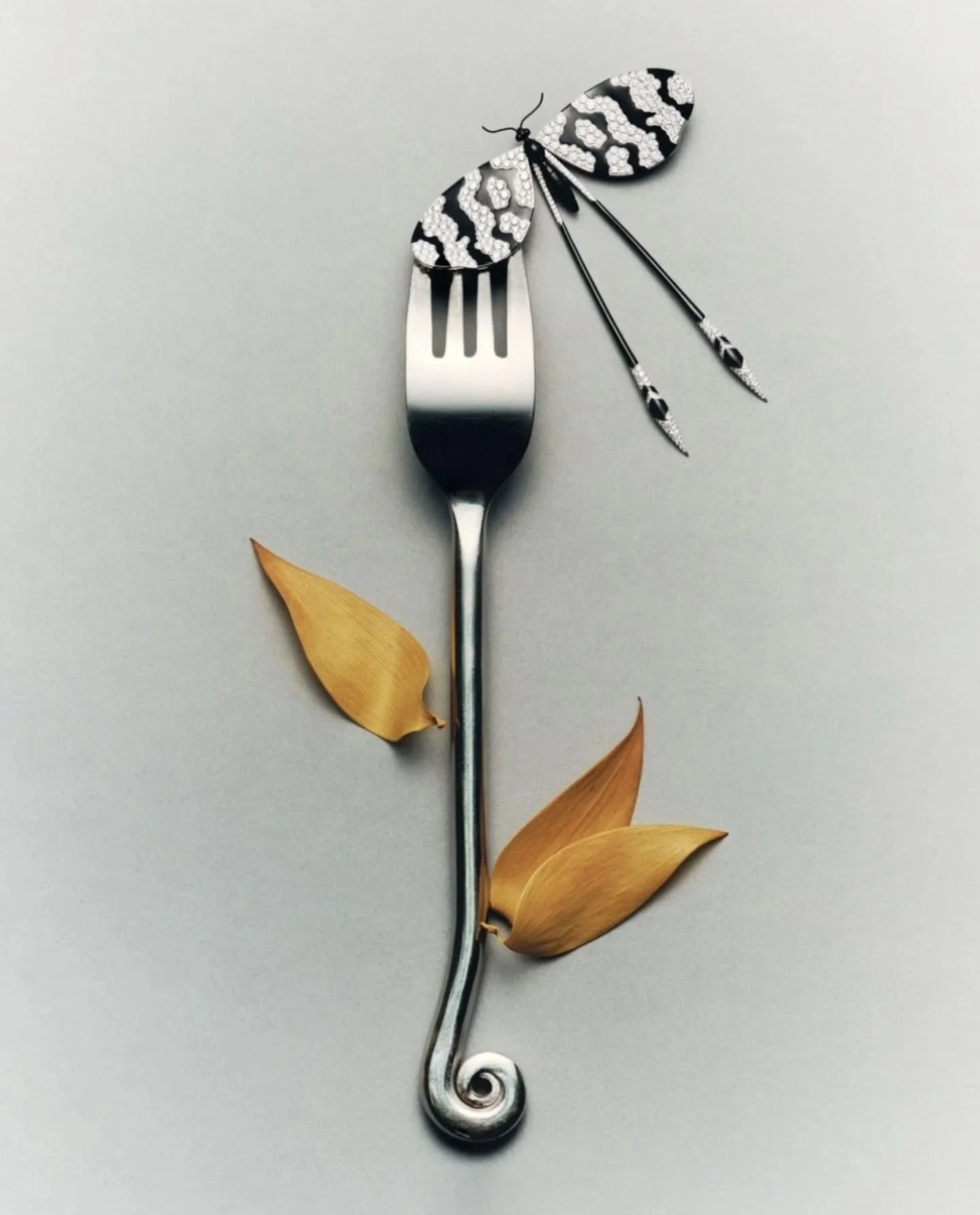 Les Objoies playing hand in hand with poetic jewellery pieces for @ellechina. Set design by the amazing @pafillaire, captured by @chienyun__ ✨🦋🍂