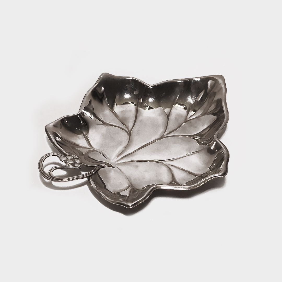 feuille-vigne-plat-argent-objoie-studioce-oceane-buret-2.webp