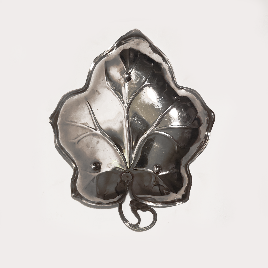 feuille-vigne-plat-argent-objoie-studioce-oceane-buret-3.webp