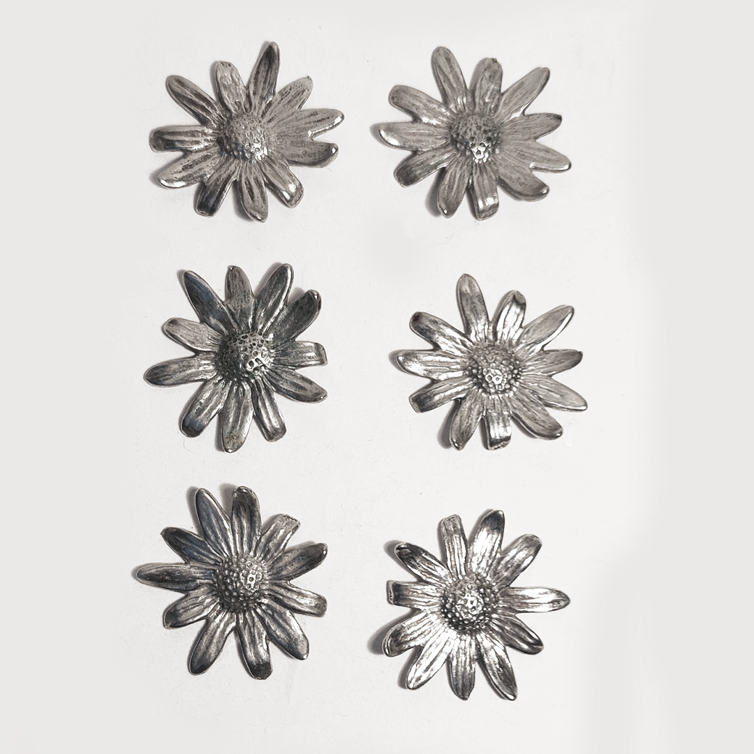 porte-couteaux-fleurs-argent-objoie-studioce-oceane-buret-3.webp