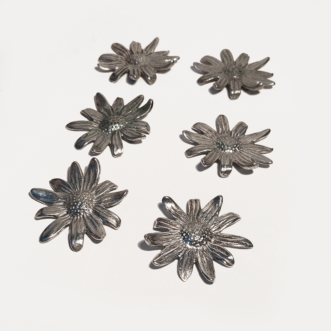 porte-couteaux-fleurs-argent-objoie-studioce-oceane-buret-1.webp