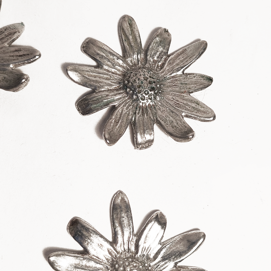 porte-couteaux-fleurs-argent-objoie-studioce-oceane-buret-5.webp