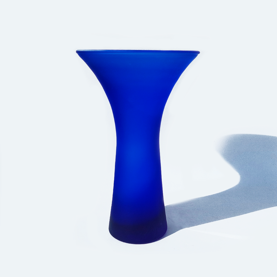 vase-bleu-klein-objoie-studioce-oceane-buret-1.webp