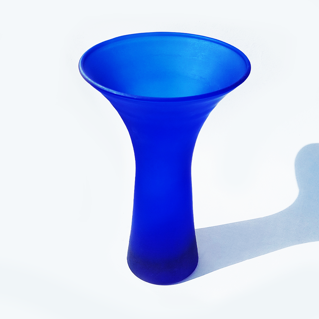 vase-bleu-klein-objoie-studioce-oceane-buret-2.webp