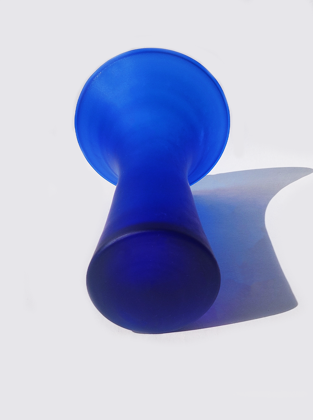 vase-bleu-klein-objoie-studioce-oceane-buret-6.webp