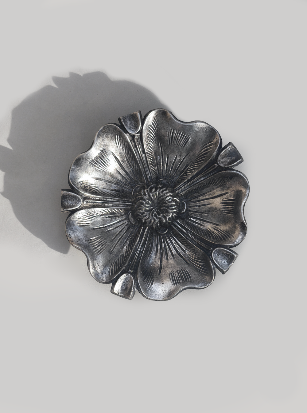 les-objoies-art-nouveau-petal-ashtray-6.webp