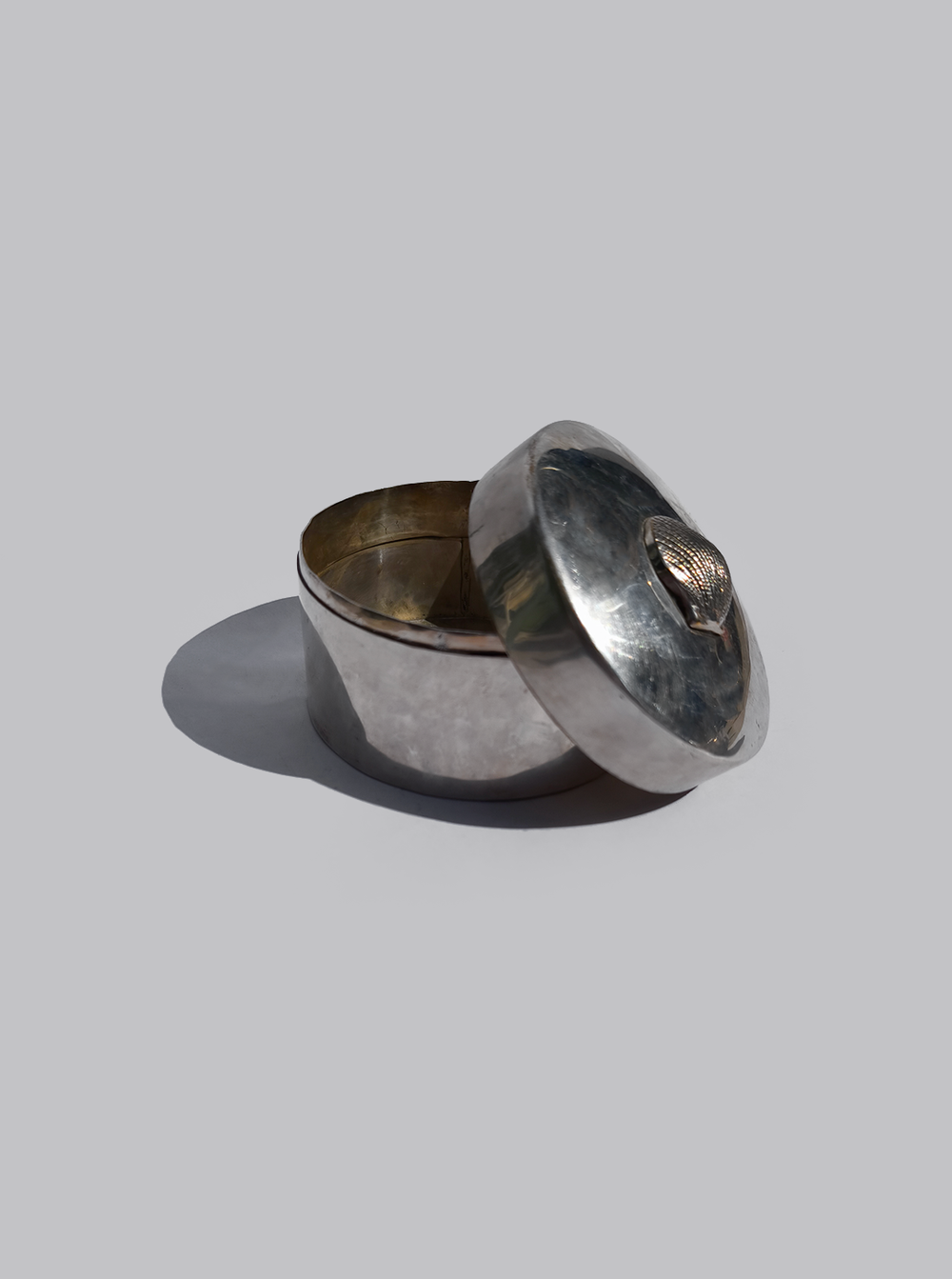 les-objoies-round-shell-box-1.webp