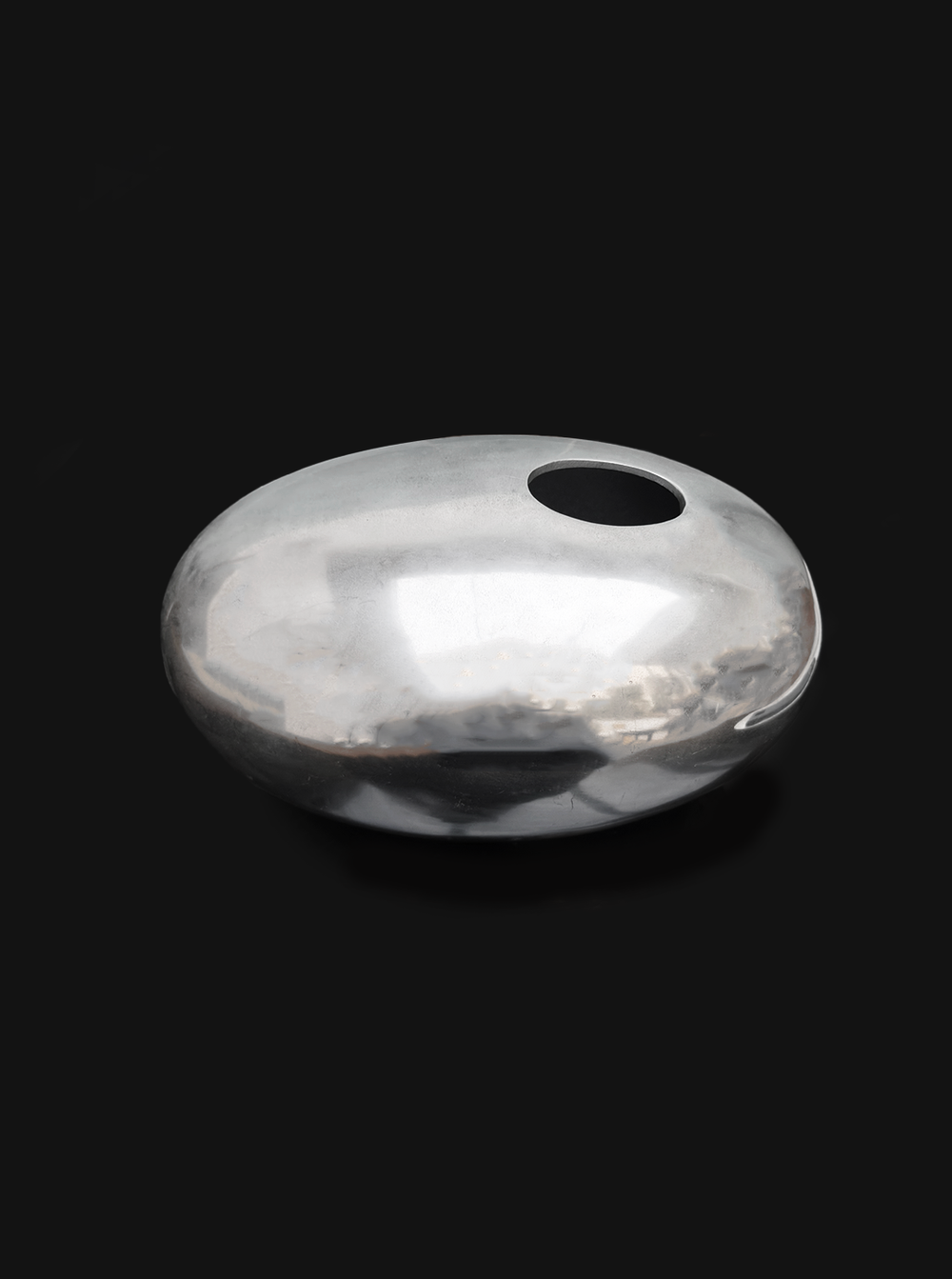 les-objoies-large-oval-vase-design.webp