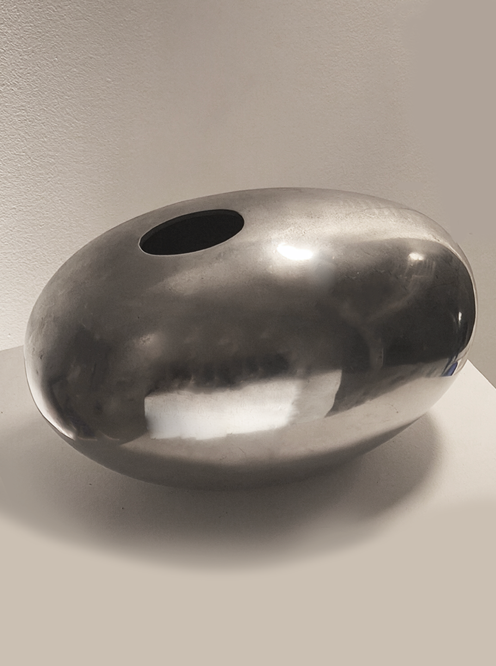 les-objoies-oval-vase-egg-2.webp
