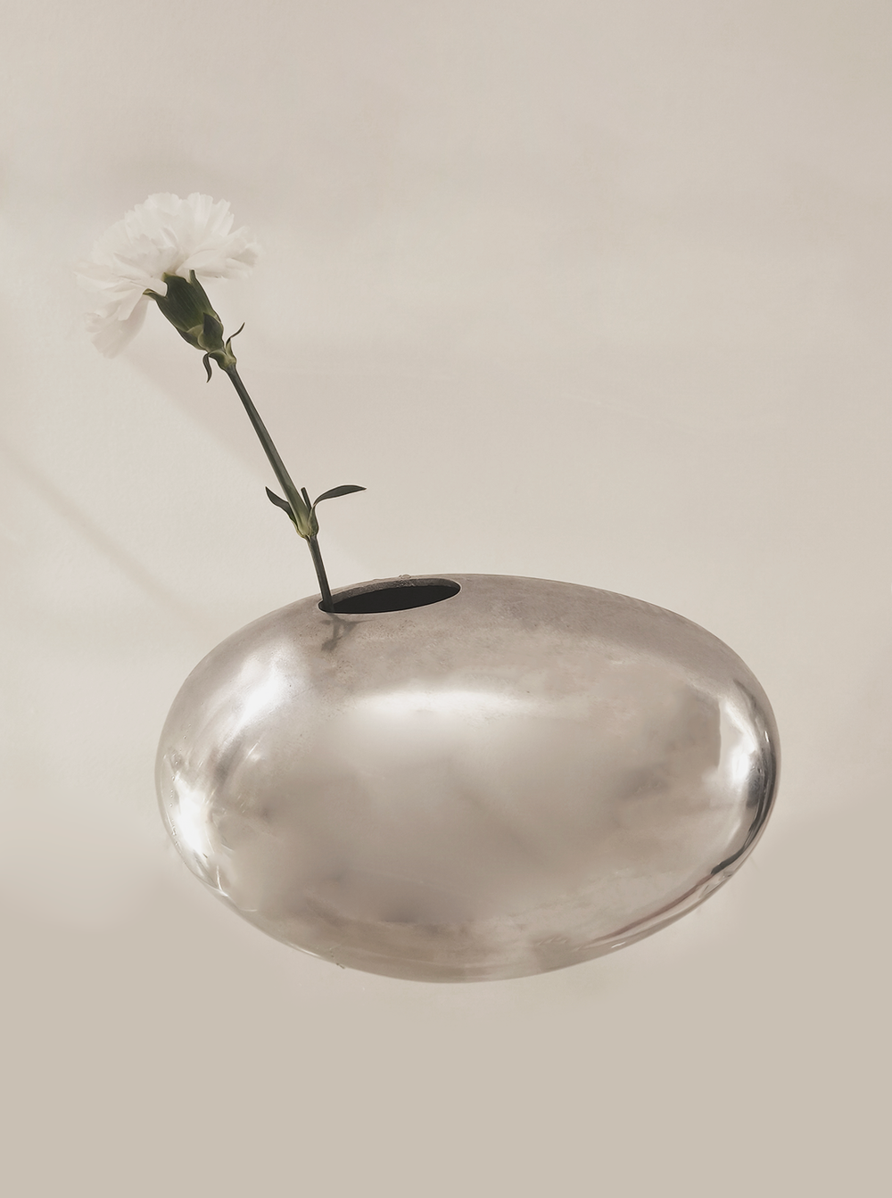 les-objoies-oval-vase-egg-4.webp