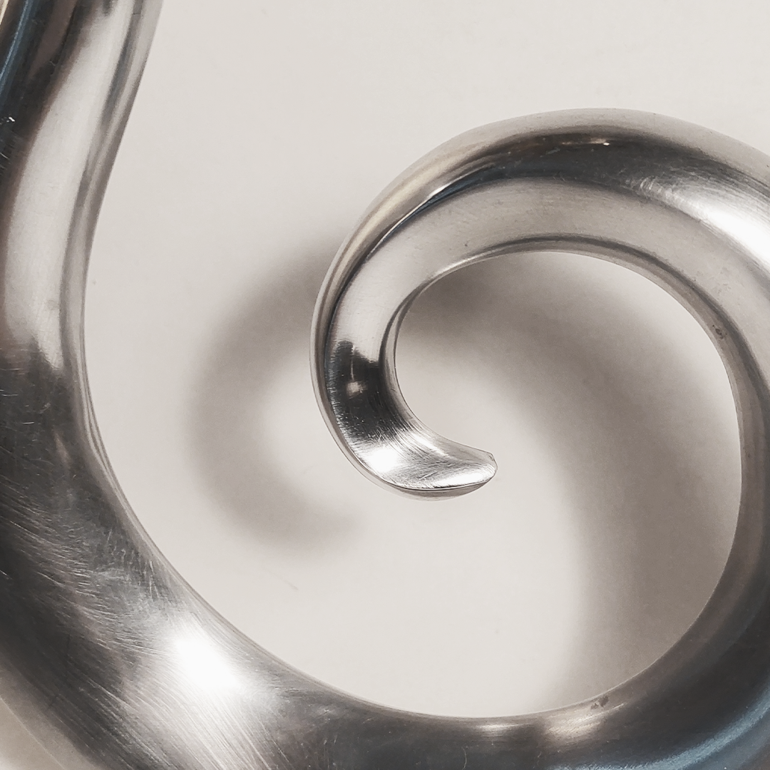 vase-soliflore-spirale-metal-objoie-studioce-oceane-buret-2.webp