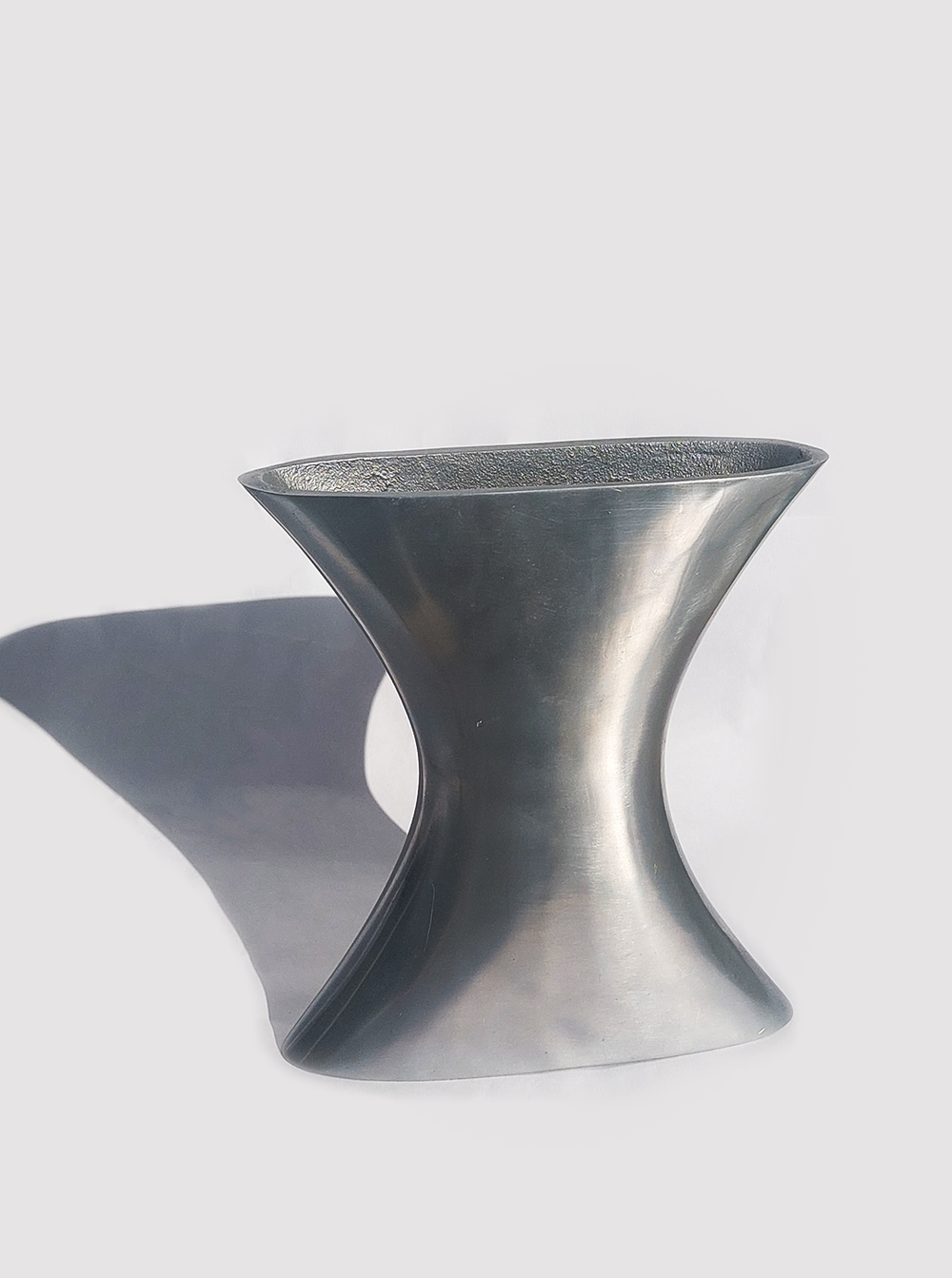 vase-tam-tam-acier-studioce-oceane-buret-2.webp