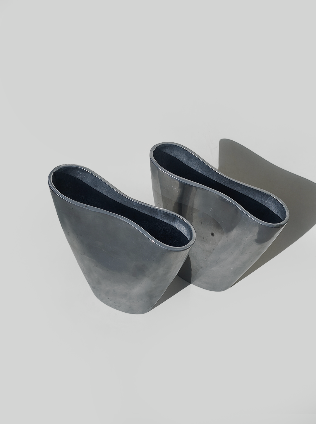 les-objoies-pair-modern-small-vases-3.png