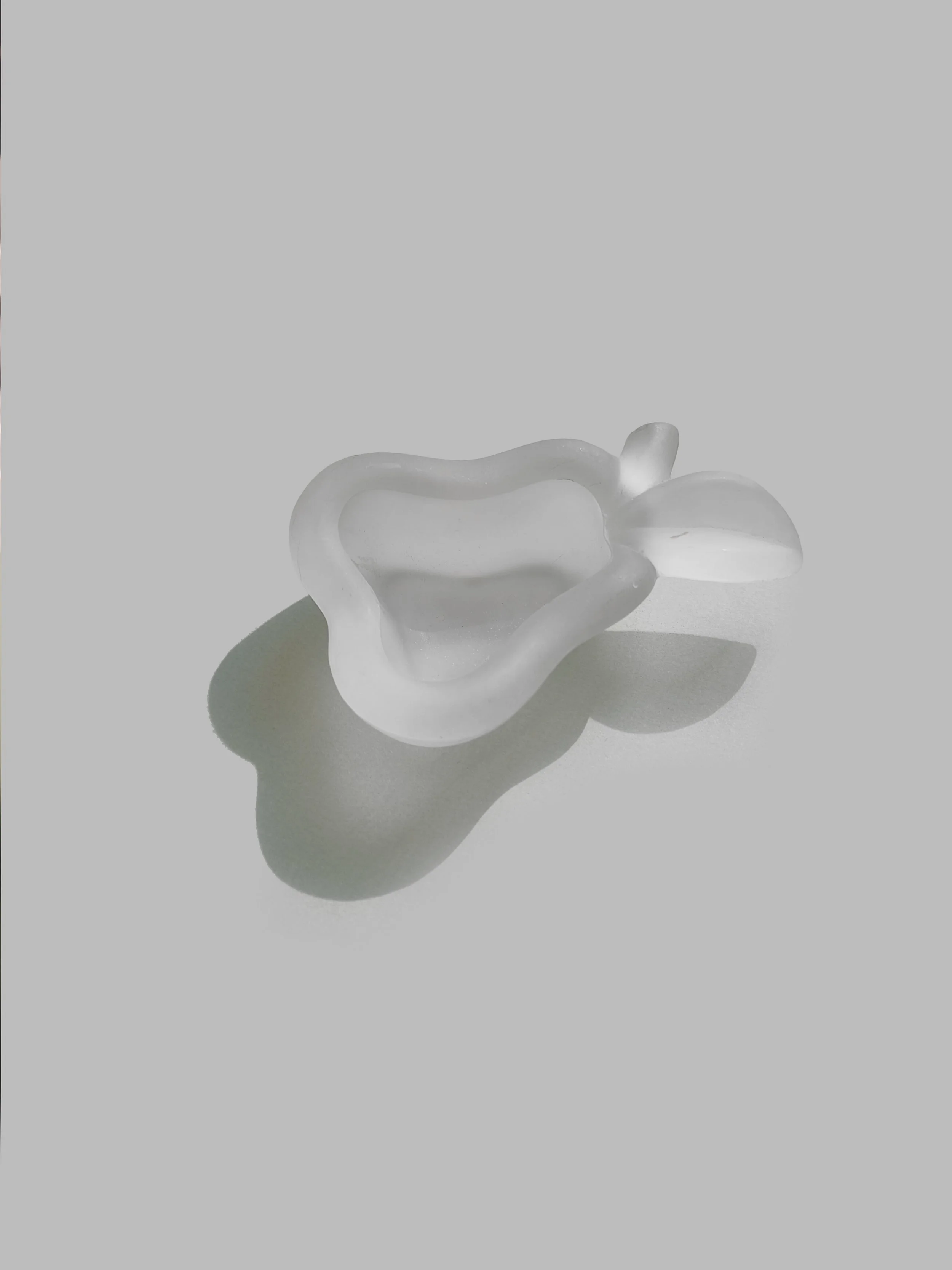 les-objoies-pear-glass-vide-poche-2.jpg