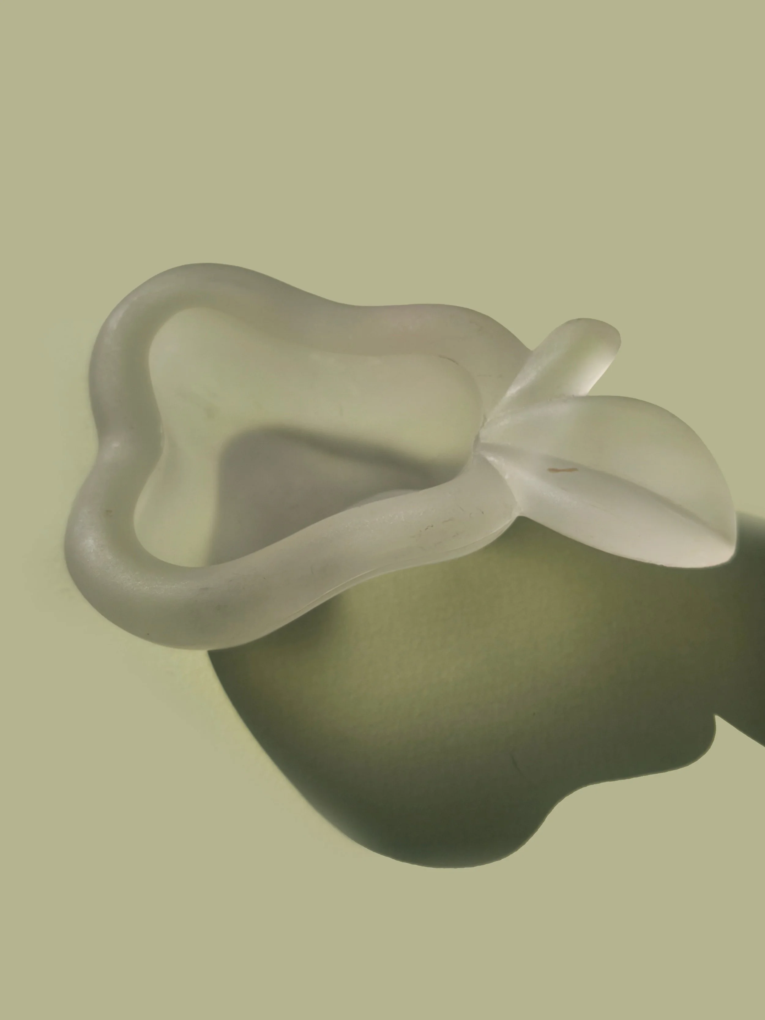 les-objoies-pear-glass-vide-poche-1.jpg