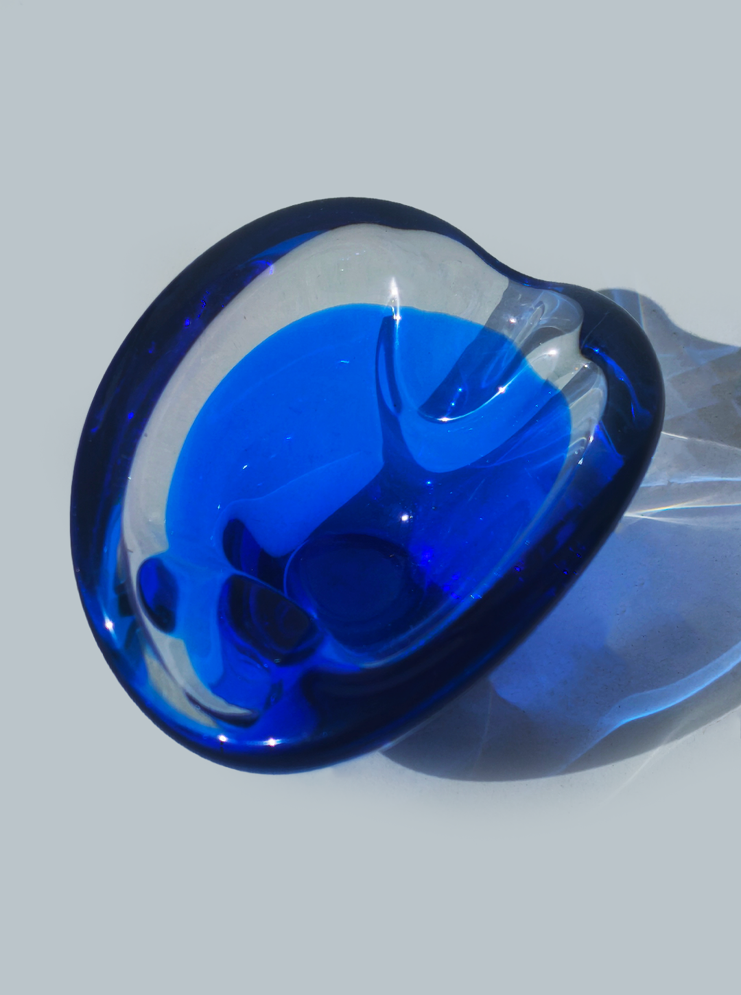 les-objoies-blue-ashtray-glass-3.png