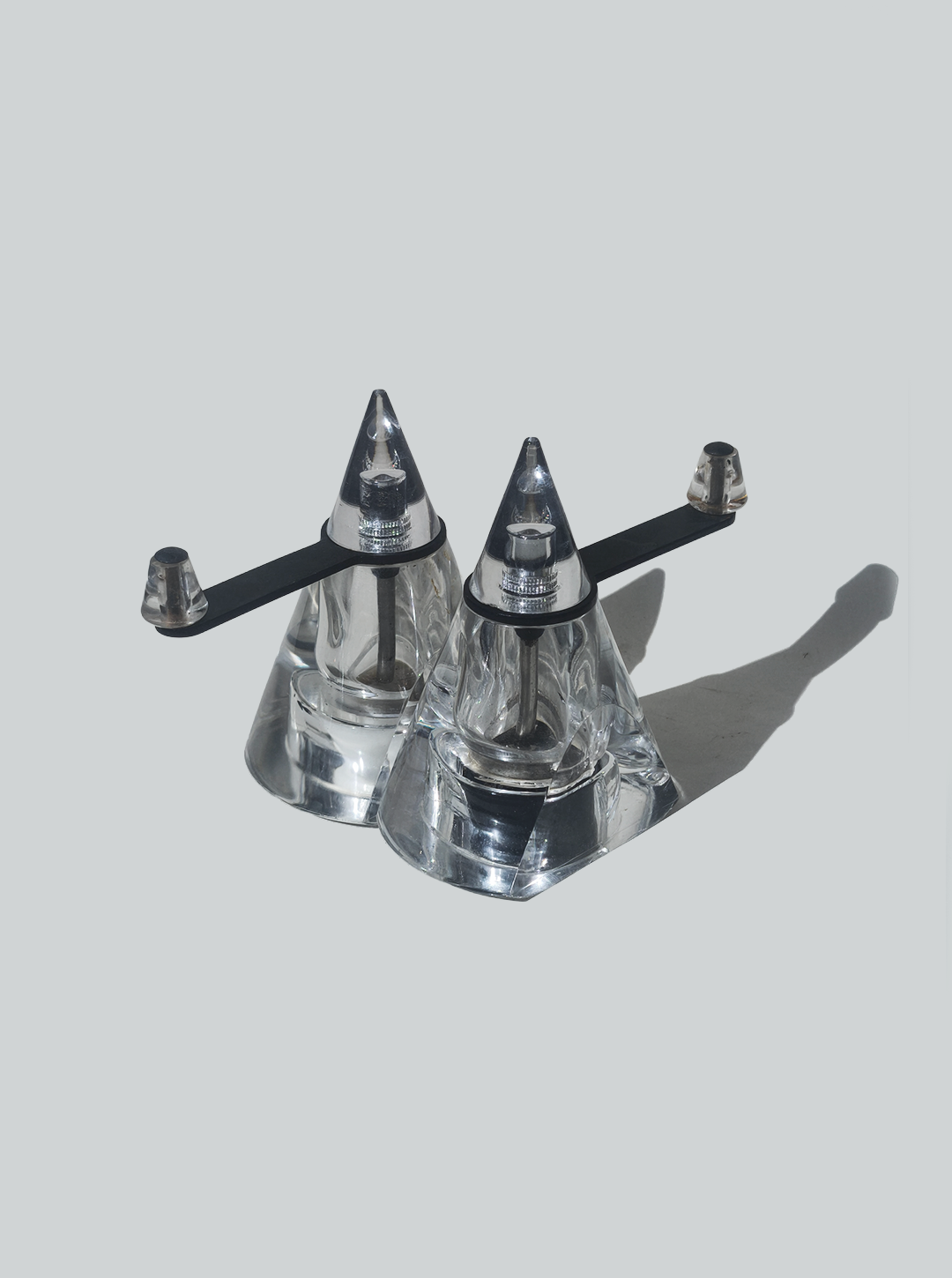 les-objoies-conic-salt-pepper-lucite-set-1.png