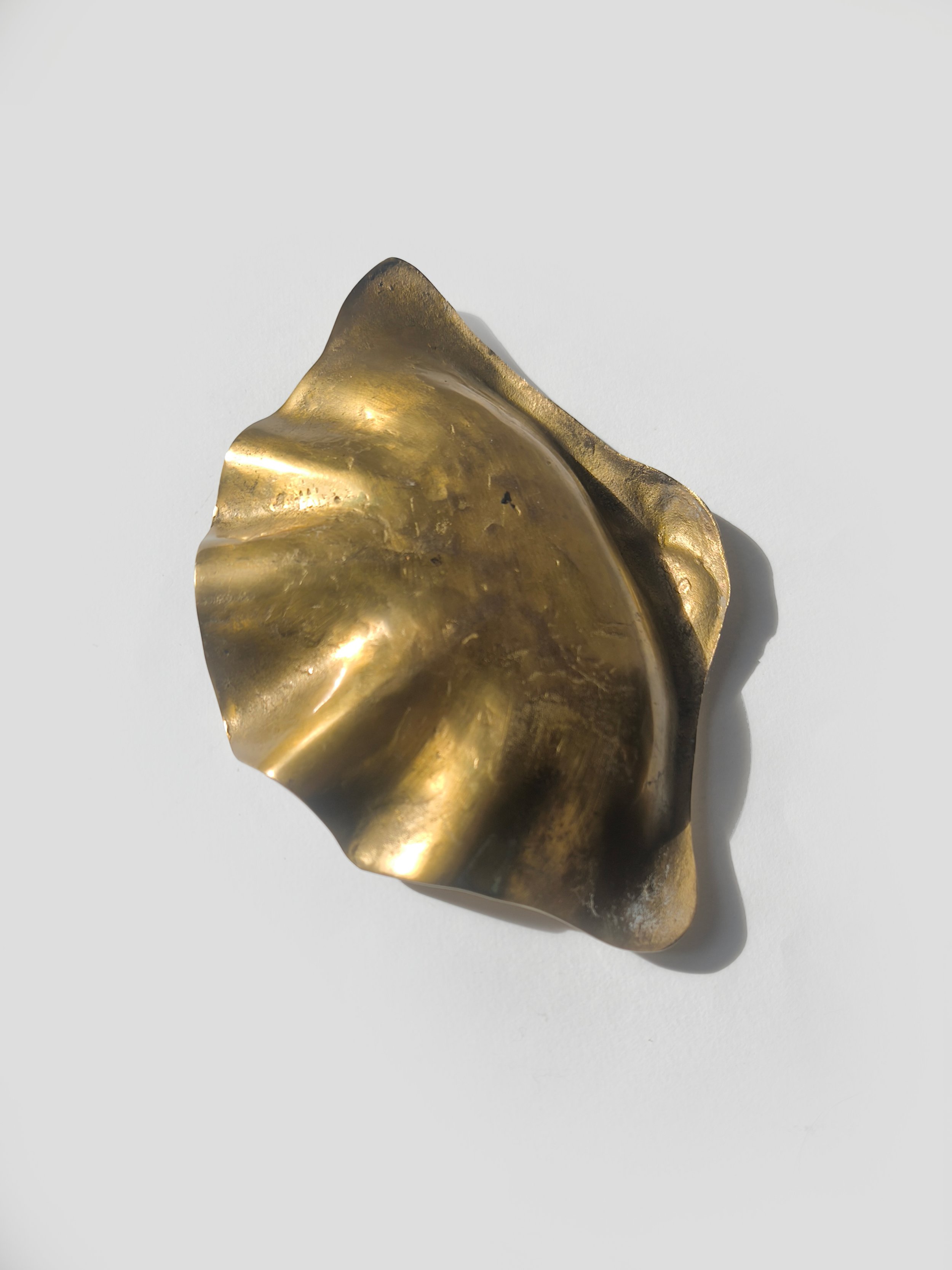 les-objoies-shell-large-brass-vide-poche-1.jpg
