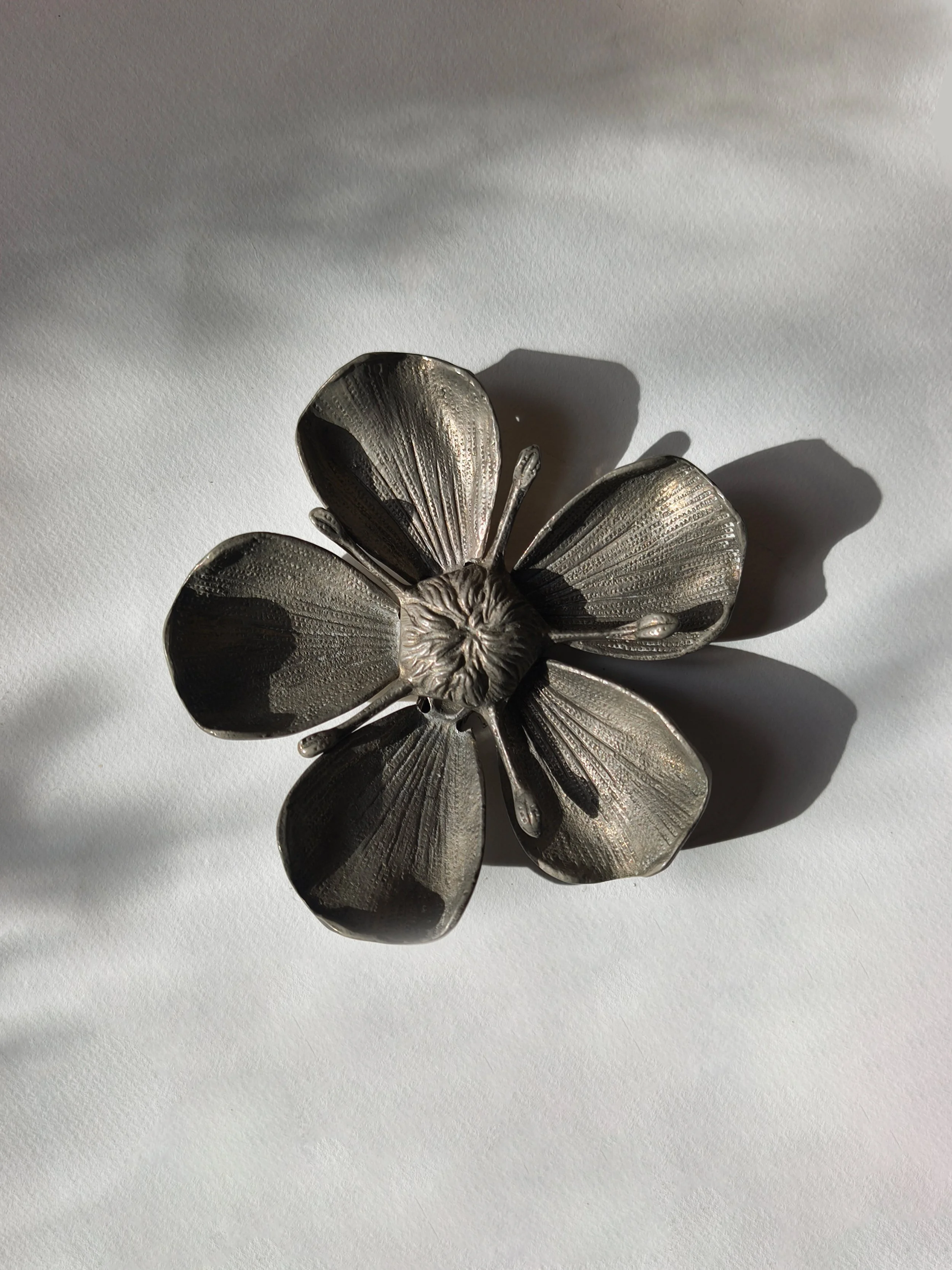 les-objoies-floral-invidual-ashtrays-3.jpg